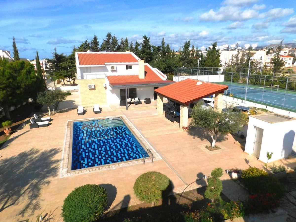 Villa 6 Bdr With Tennis Court